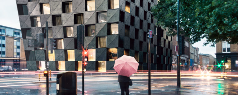 aqso arquitectos office, street view, vista de calle, lluvia, hotel, london, paisaje urbano, vista al atardecer, paraguas, tráfico, fotografía con exposición, edificio icónico, luz dorada