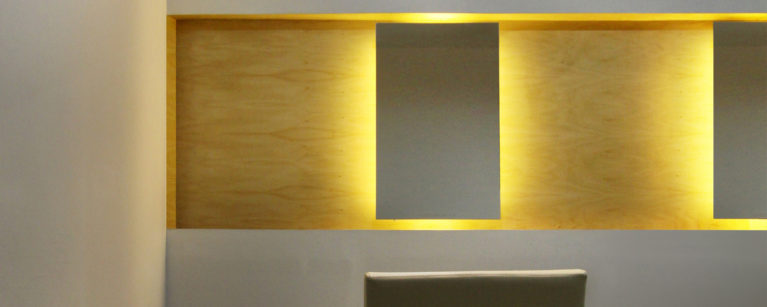 aqso arquitectos office, diseño interior, iluminación especial, espejo, fondo de laminado de madera, diseño minimalista, iluminación indirecta sencilla, temperatura de color cálida