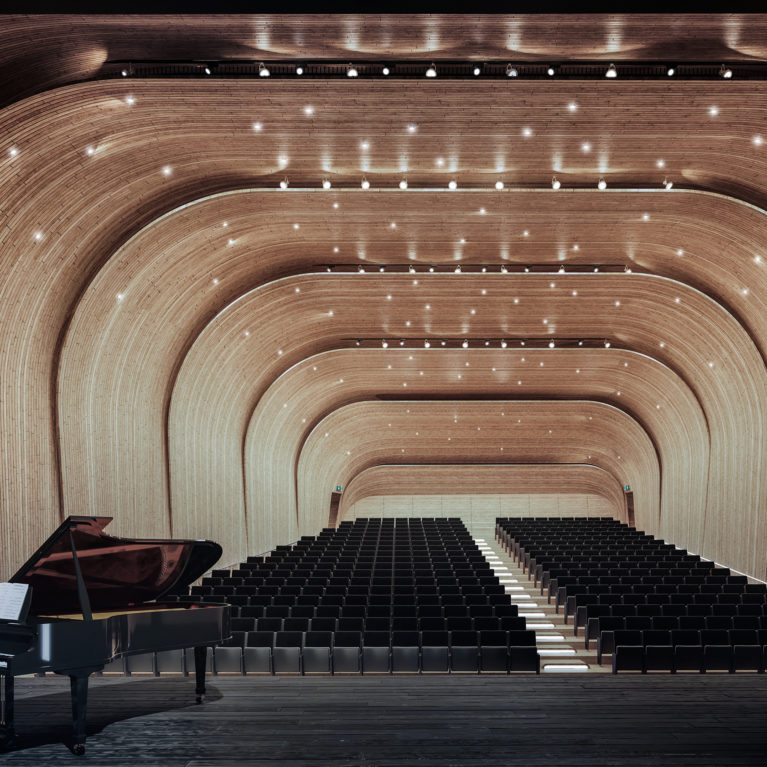 AQSO arquitectos office, auditorio sin doblez, iluminación de la sala, techo con estrellas, cascarón de madera, envolvente acústica, cintas de madera superpuestas, vista desde el escenario, salida de emergencia