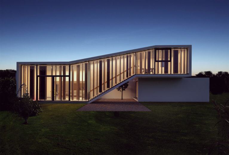 AQSO casa Burke, fachada con lamas, vista nocturna, atardecer, interior cálido, casa patio, hormigón blanco, diseño moderno, fachada acristalada