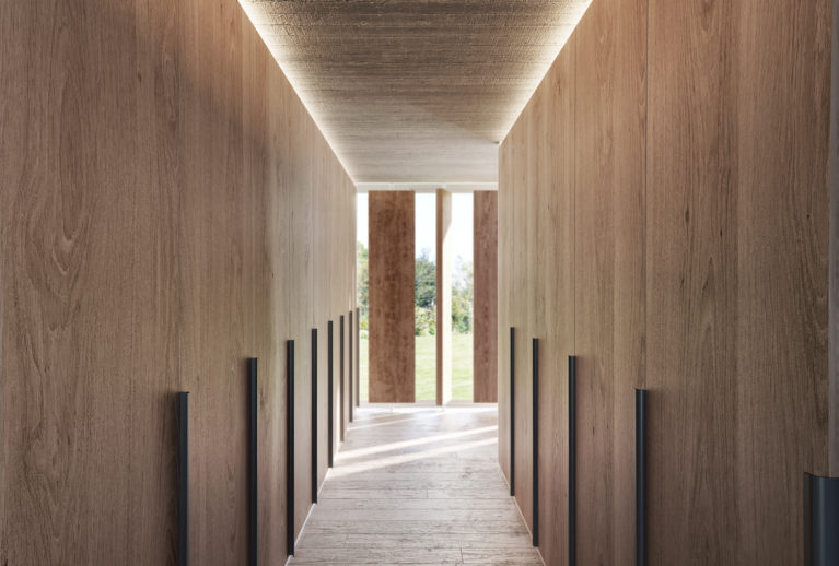 AQSO casa Burke, armario vestidor, puertas de gran altura, techo de hormigón visto, encofrado de madera, espacio abierto, armario diáfano, iluminación natural, línea de sombra