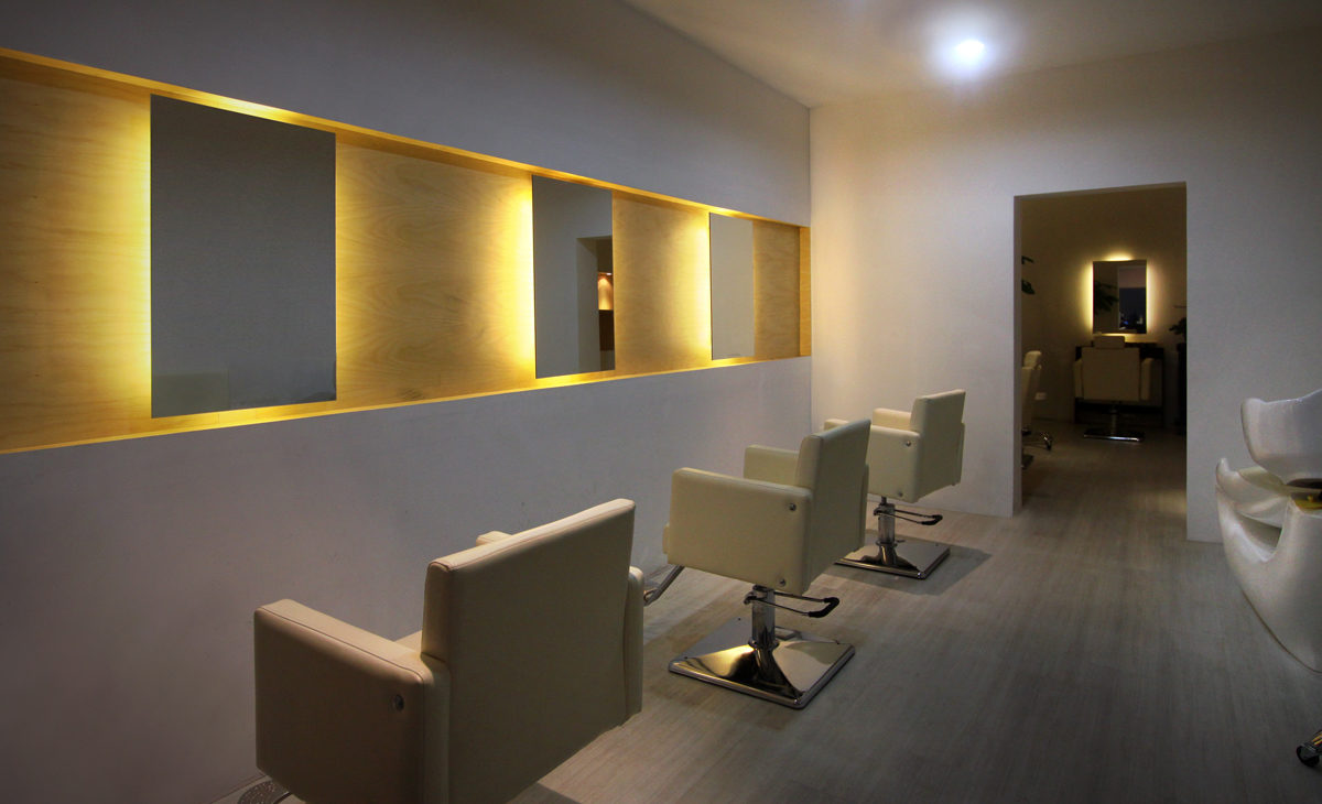 AQSO arquitectos office. Salón de peluquería, diseño interior, minimalismo, iluminación indirecta, espejo retroiluminado, contrachapado de madera, suelo de hormigón pulido, diseño simple, espacio diáfano, formas puras