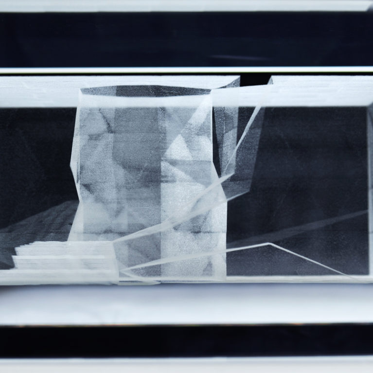 AQSO arquitectos office. La maqueta de metracrilato permite observar el interior del edificio como si fuese una radiografía. Esta pieza transparente tallada en tres dimensiones con láser muestra las escaleras y el patio interior del edificio.