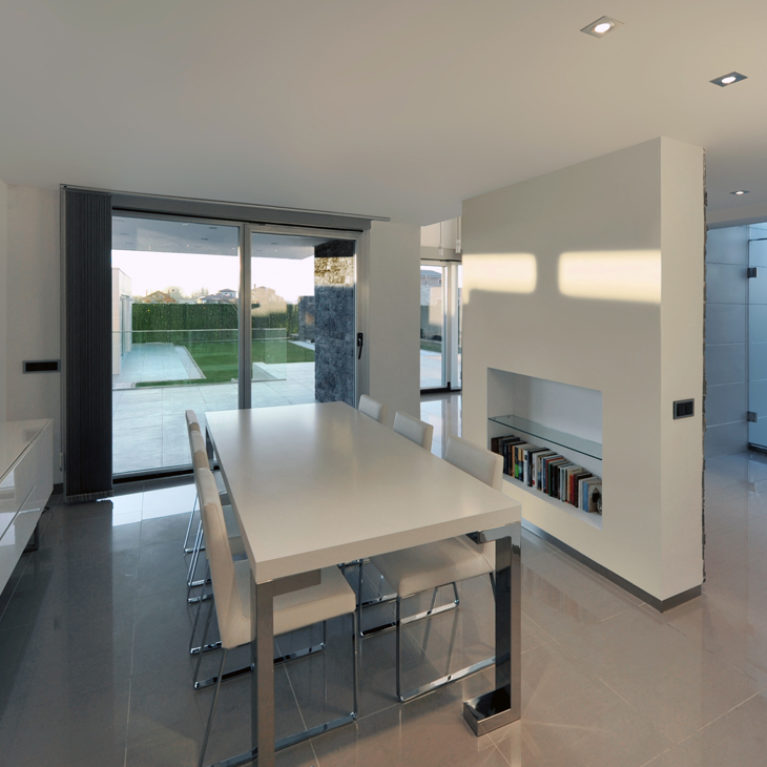 AQSO arquitectos office. El comedor articula el espacio entre la cocina y la sala de estar y se sitúa detrás de un muro que aporta privacidad desde la entrada.