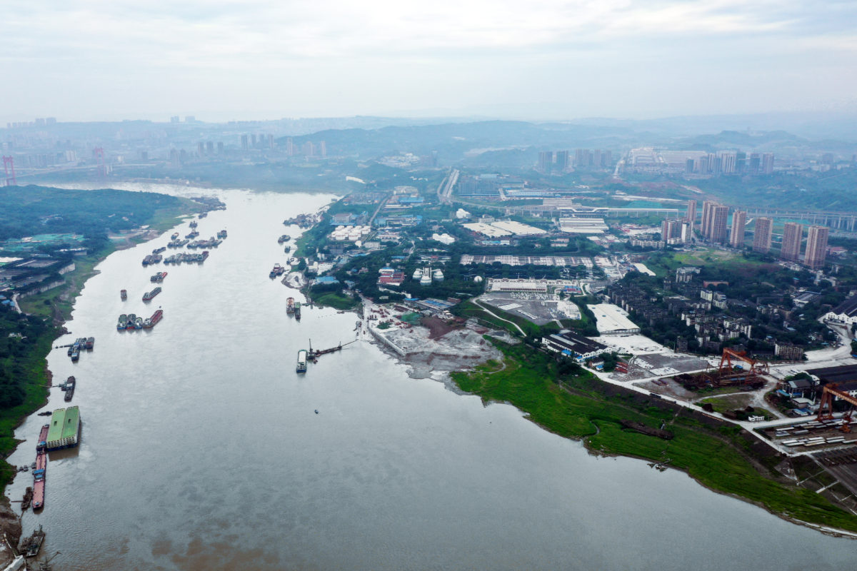 AQSO arquitectos office. Vista aérea del distrito de Tangiatuo en la ciudad de Chongqing. El nuevo planeamiento urbano combina el pasado industrial de la ribera del Yangtze con una estrategia sostenible.