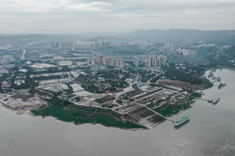 AQSO arquitectos office. Vista aérea del distrito Tangjiatuo en la ciudad de Chongqing. La distribución del uso del suelo que propone el plan de detalle permite un tejido diverso y preserva el centro histórico.