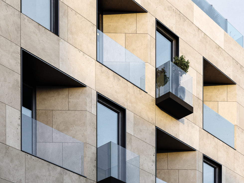 AQSO arquitectos office. La impresionante fachada del edificio Lofts Maragatos está compuesta de balcones y miradores, combinando piedra caliza, cercos de metal y compuestos de aluminio.