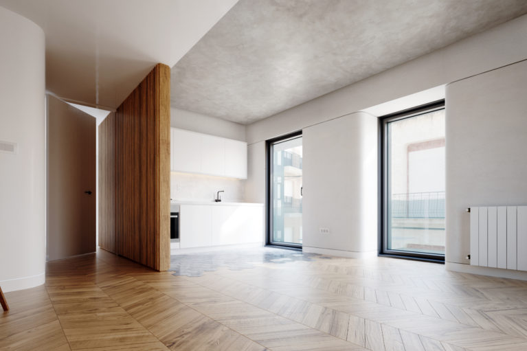 AQSO arquitectos office, salón de las viviendas Maragato Loft en Astorga. La tarima de madera de espina de pez combina con las baldosas hexagonales de hormigón de la cocina en un diseño simple y elegante.