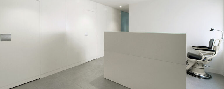 AQSO Zurbaran clinic, minimalism, counter, white, lacquered wood, dentist chair, examination room