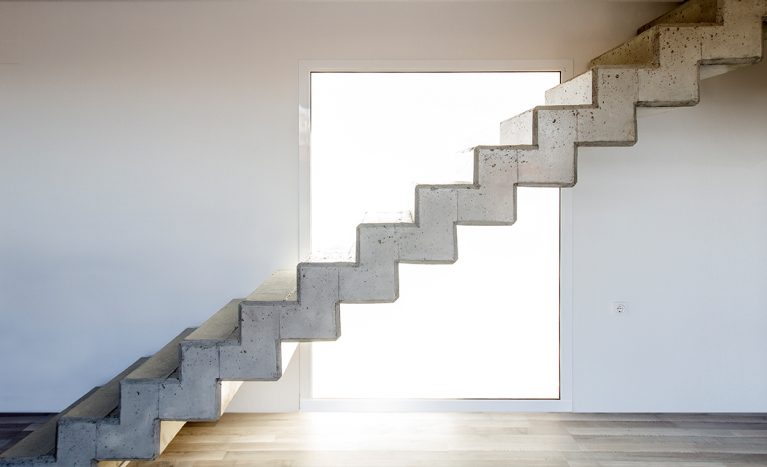 AQSO arquitectos office. Escaleras contemporáneas de hormigón visto sin barandilla. Losa doblada de hormigón de estilo minimalista.