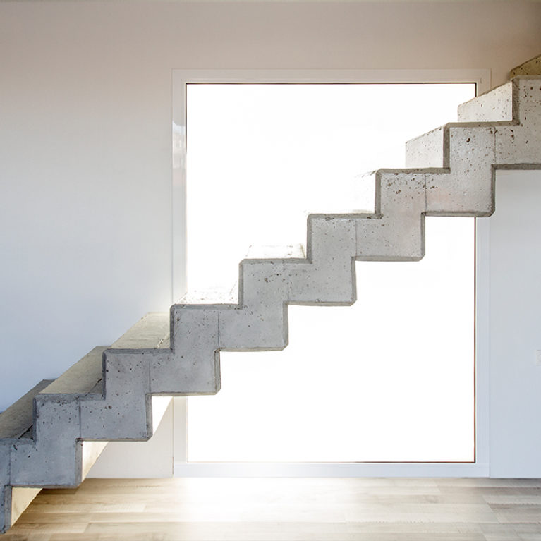 AQSO arquitectos office. Escaleras contemporáneas de hormigón visto sin barandilla. Losa doblada de hormigón de estilo minimalista.