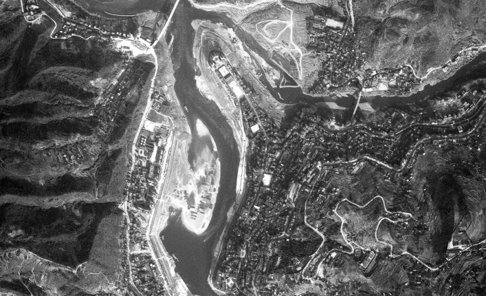 AQSO arquitectos office. La imagen del satélite de la ciudad de Pengshui muestra la confluencia de los ríos y la expansión de la ciudad en ambas laderas de la montaña.