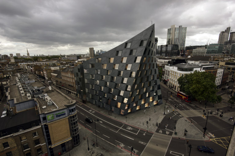 AQSO arquitectos office. Vista aérea del hotel Shoreditch en su entorno urbano, con los edificios de la City of London al fondo. La imagen singular del hotel destaca entre el resto de edificios.