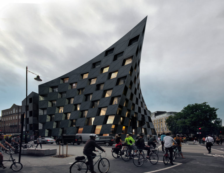 AQSO arquitectos office. La fachada paramétrica vista desde la calle ofrece la imagen diámica y cambiante de un edificio curvo de hormigón negro.