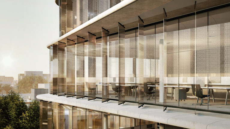 AQSO arquitectos office, vista de cerca de la fachada de vidrio, las lamas exteriores se colocan entre las placas de GRC que sobresalen, protegiendo el acristalamiento interior.
